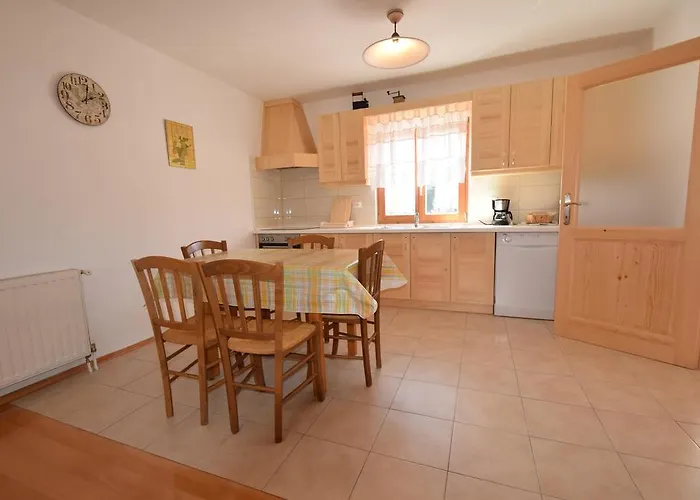 Stela Nenadici (Krk)